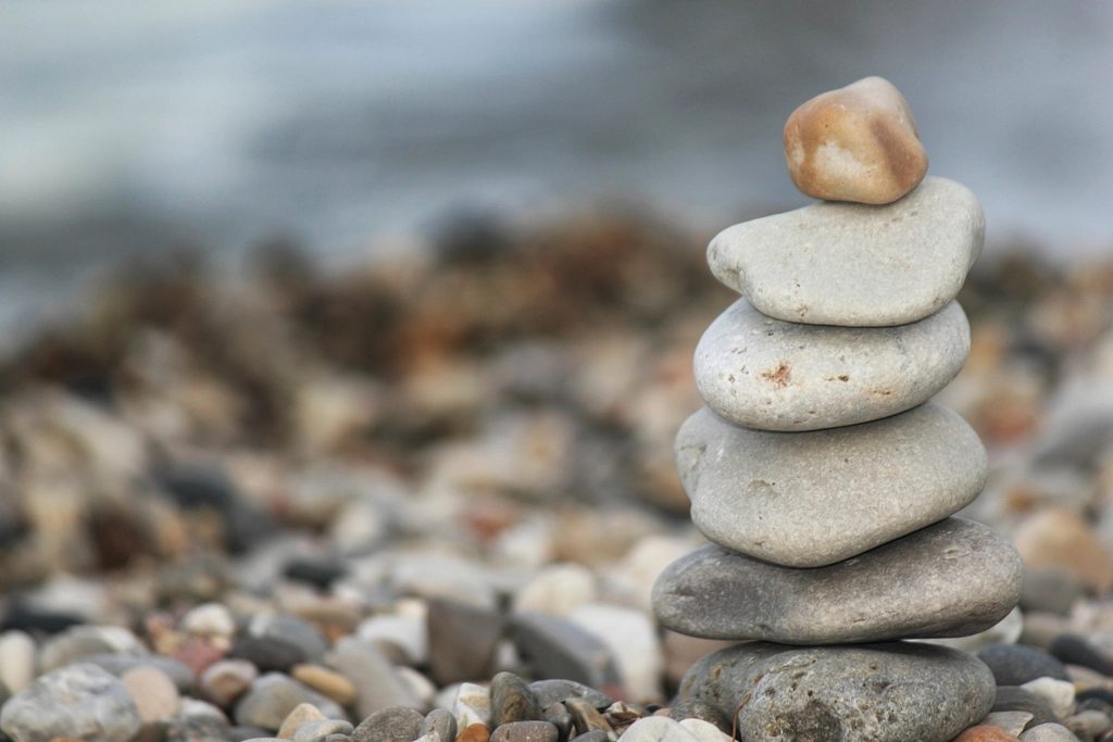 Sassi impilati in equilibrio sulla spiaggia