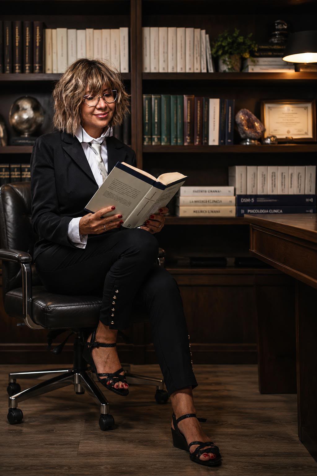 Seduta in studio, con un libro