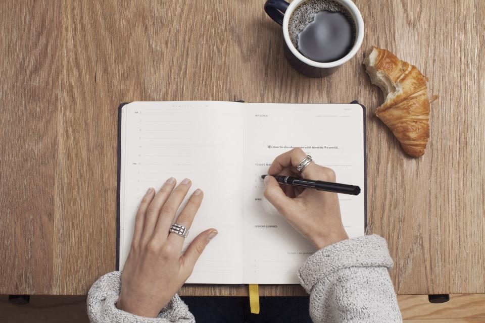 Mani che scrivono